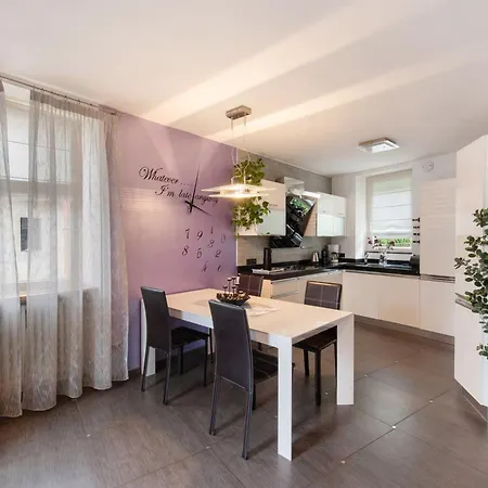 Апартаменты Luxury Lakefront Maisonette