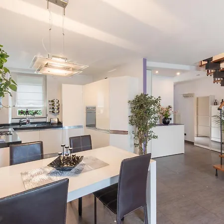 Luxury Lakefront Maisonette Лезено