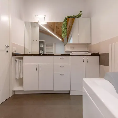 Luxury Lakefront Maisonette Апартаменты *