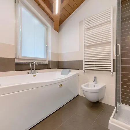 Luxury Lakefront Maisonette Апартаменты Лезено