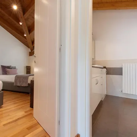 Апартаменты Luxury Lakefront Maisonette Лезено