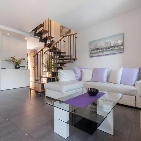 Апартаменты Luxury Lakefront Maisonette