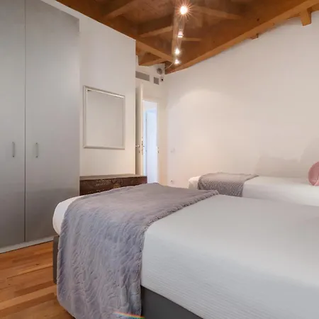 아파트 Luxury Lakefront Maisonette 레체노