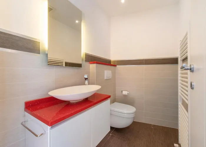 Luxury Lakefront Maisonette * 레체노