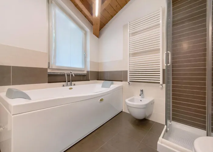 Luxury Lakefront Maisonette 아파트 레체노