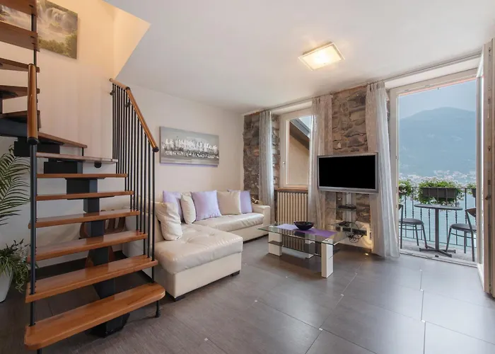 Luxury Lakefront Maisonette 아파트